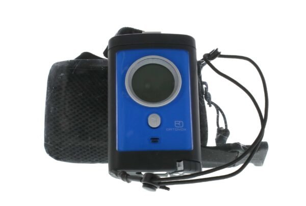 Ortovox 3+ transceiver med tillhörande bärsele.